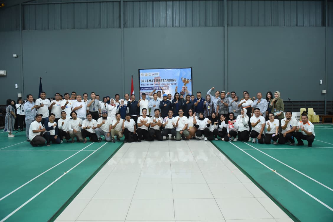 Foto bersama usai Sekjen DPR RI, Indra Iskandar, secara resmi melepas kontingen Korpri Setjen DPR RI yang akan berlaga pada Pekan Olahraga Nasional (PORNAS) XVII Korpri ke Palembang, di Kompleks Parlemen, Senin (29/9/2025). Foto: Jaka/vel.