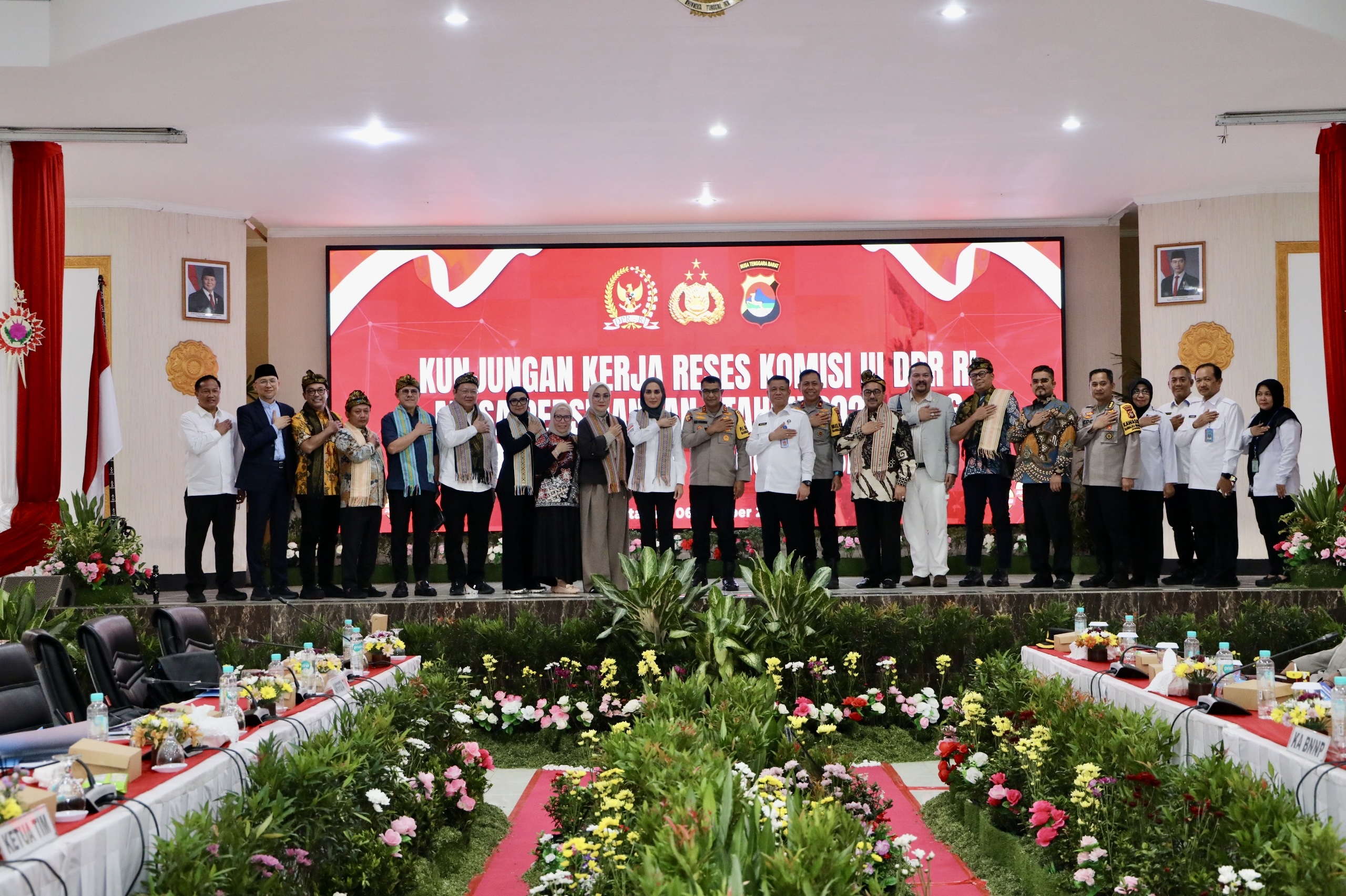 Wakil Ketua Komisi III DPR RI, Sari Yuliati, dalam foto bersama usai diskusi dengan kalangan akademisi dari Universitas Al Azhar Mataram, Senin (06/10/2025). Foto: Ulfi/vel.