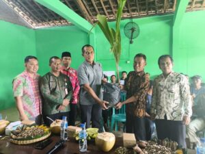 Wakil Ketua Komisi IV DPR RI Abdul Kharis Almasyhari saat menyerahkan bantuan berupa bibit kelapa dalam sebanyak 11.000 batang kepada masyarakat Desa Kalinanas, Wonosamodro, Boyolali, Jawa Tengah. Foto: Ist/vel.