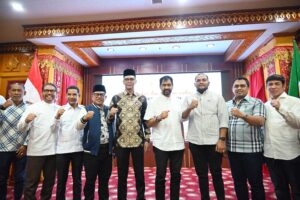 Anggota Baleg DPR RI Nasir Djamil (dua dari kiri) dalam foto bersama usai mendengar aspirasi dari Gubernur Aceh di Banda Aceh, Provinsi Aceh, Selasa (21/10/2025). Foto: Galuh/vel.