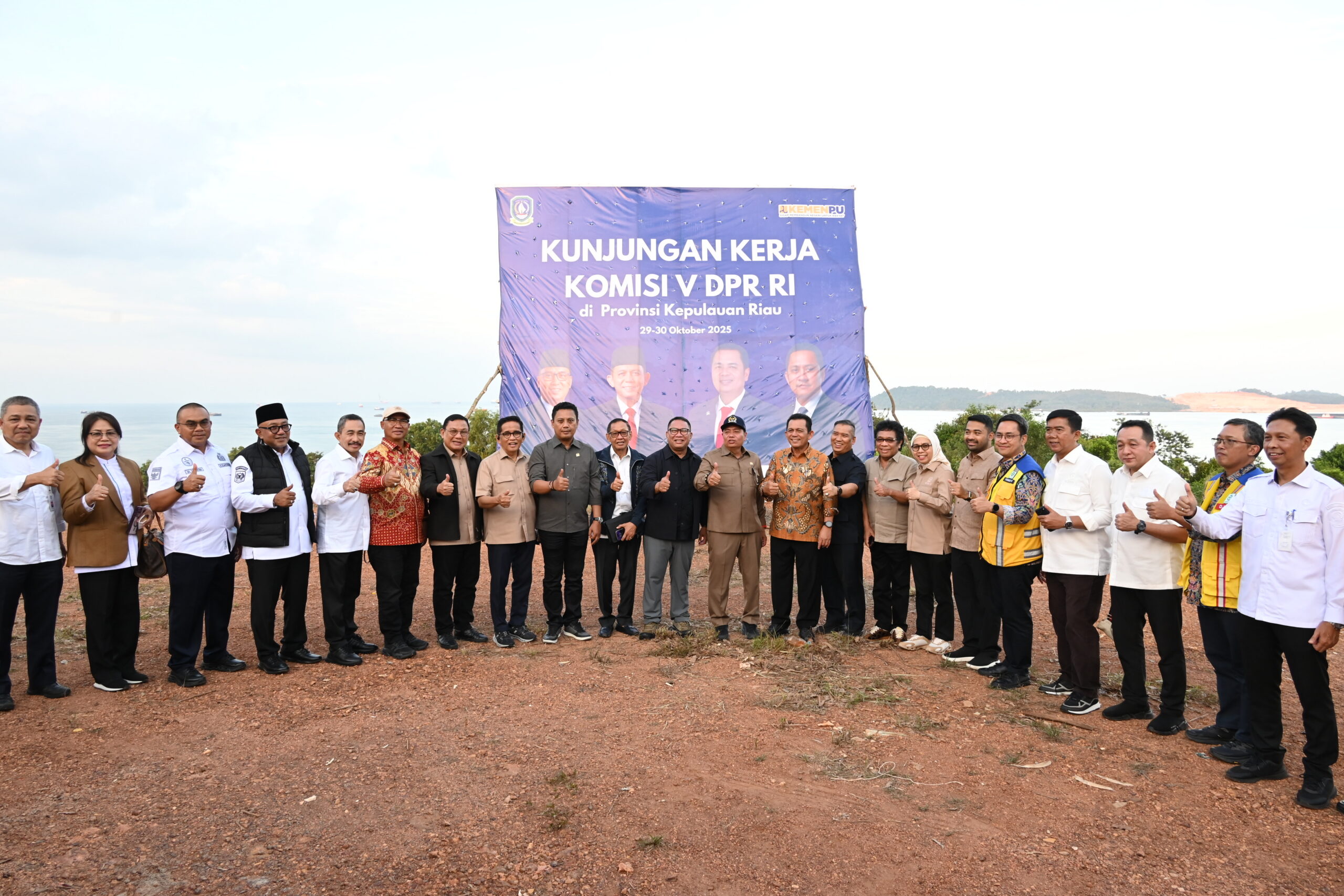 Wakil Ketua Komisi V DPR RI Andi Iwan Darmawan Aras bersama tim dalam Kunjungan Kerja Reses Komisi V DPR di Batam, Kepulauan Riau, Rabu (29/10/2025). Foto: Bunga/vel.