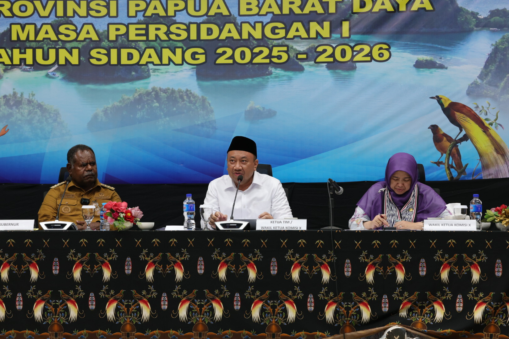 Wakil Ketua Komisi X DPR RI Lalu Hadrian Irfani, saat memimpin Kunjungan Kerja Reses Komisi X ke Sorong, Provinsi Papua Barat Daya, Senin (06/10/2025). Foto: Andri/vel.