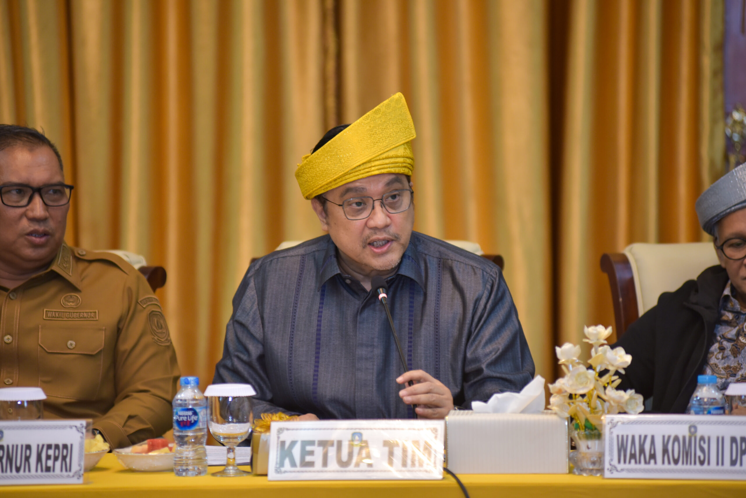 Ketua Tim Kunjungan Kerja Spesifik (Kunsfik) Komisi II DPR RI, Dede Yusuf, saat pertemuan Komisi II dengan Wakil Gubernur Kepri dan jajaran Forkopimda, di Tanjungpinang, Kepri, Senin (29/9/2025). Foto: Eno/vel.