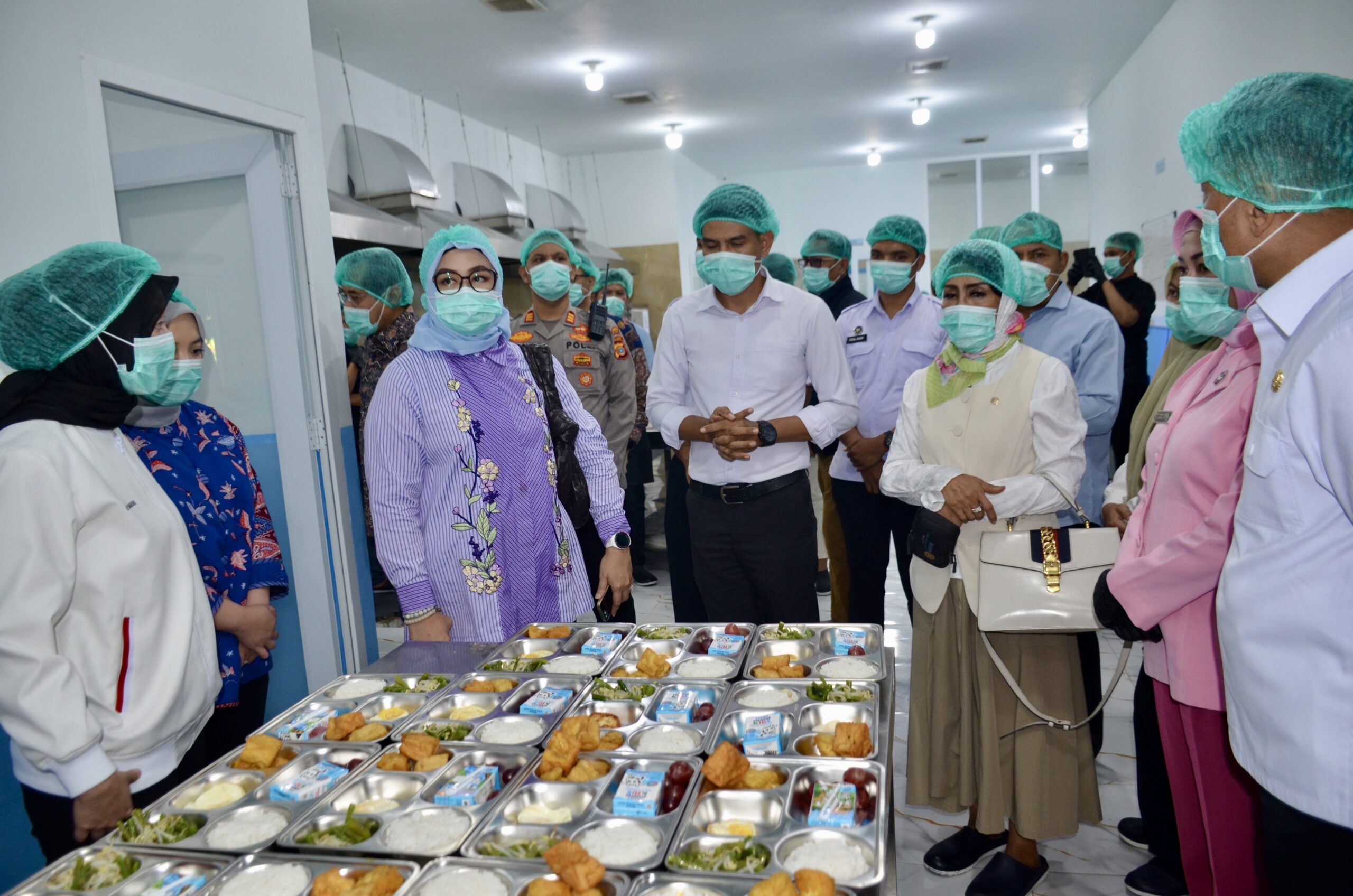 Wakil Ketua Komisi IX DPR RI, Putih Sari, bersama tim saat peninjauan ke Satuan Pelayanan Pemenuhan Gizi (SPPG) Polri Aceh. Foto: Bunga/vel.