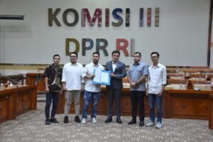 Ketua Komisi III DPR RI, Habiburokhman dan Anggota Komisi III DPR RI Muhammad Rahul, saat menerima Aliansi Mahasiswa Nusantara guna menerima masukan terhadap RUU KUHAP di DPR RI. Foto: Dep/vel.