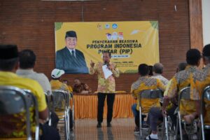 Anggota Komisi X DPR RI Juliyatmono menyerahkan bantuan Program Indonesia Pintar (PIP) bagi siswa di Dapil Jawa Tengah IV. Foto: Ist/vel.