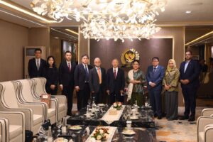 Pimpinan bersama Anggota Komisi IV DPR RI saat menerima kunjungan kehormatan (reciprocal visit) dari delegasi National People’s Congress (NPC) Republik Rakyat Tiongkok di Ruang Delegasi. Foto: Sari/vel.