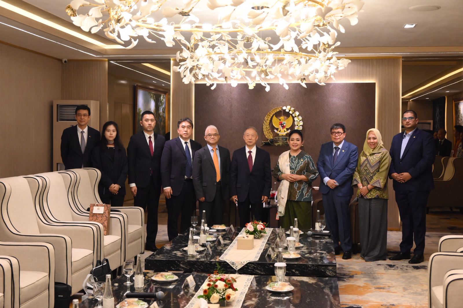 Pimpinan bersama Anggota Komisi IV DPR RI saat menerima kunjungan kehormatan (reciprocal visit) dari delegasi National People’s Congress (NPC) Republik Rakyat Tiongkok di Ruang Delegasi. Foto: Sari/vel.