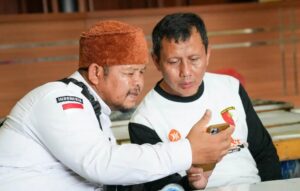 Anggota Komisi IV DPR RI Slamet mengunjungi warga Desa Cikahuripan, Kecamatan Cisolok, Kabupaten Sukabumi (27/10/2025). Foto: Ist/vel.
