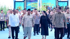 Ketua DPR RI Puan Maharani bersama Presiden RI Prabowo Subianto dan sejumlah pejabat menghadiri pemusnahan barang bukti 214 ton narkoba di Lapangan Bhayangkara, Jaksel. Foto: Ist/vel.