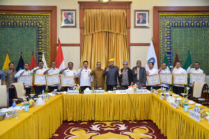 Ketua Tim Kunjungan Kerja Spesifik Komisi II DPR RI, Dede Yusuf, dalam foto bersama usai pertemuan di Kantor Gubernur Kepri, Senin (29/9/2025). Foto: Eno/vel.