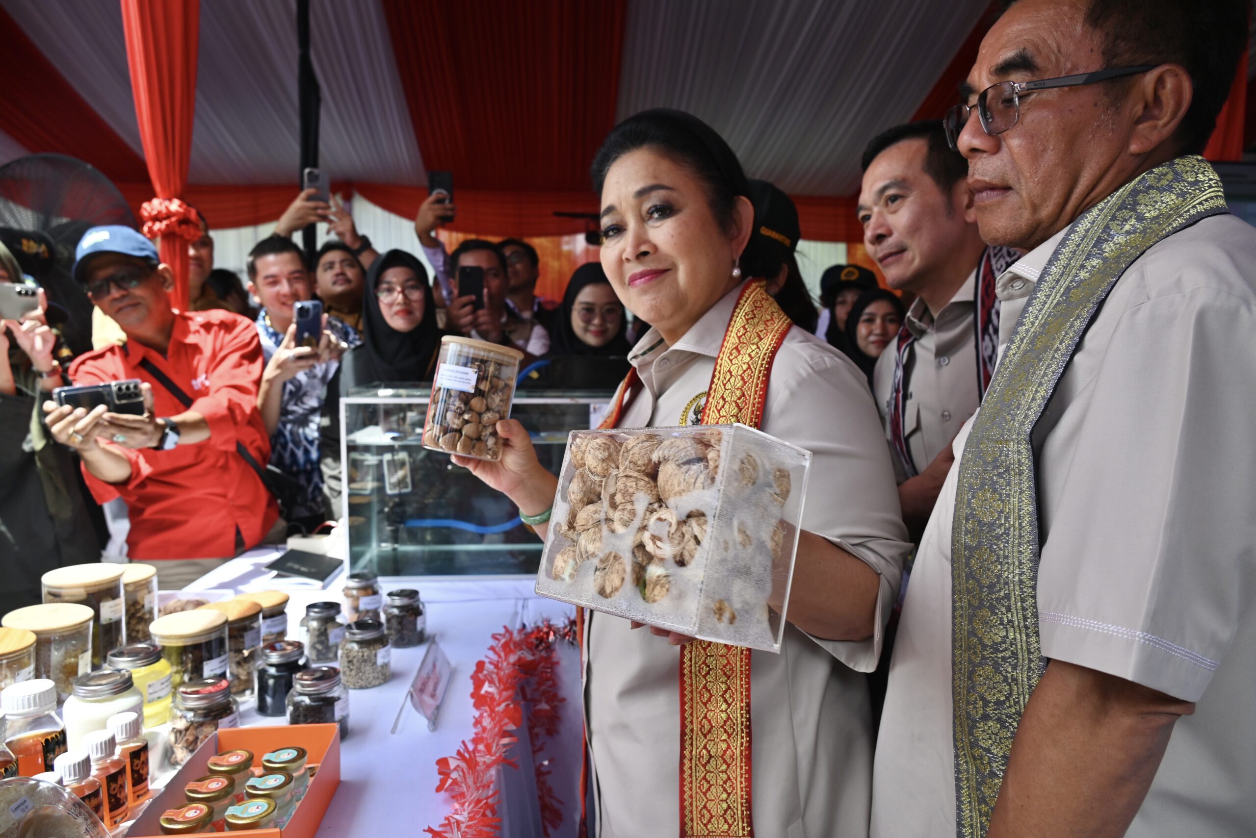 Ketua Komisi IV DPR RI, Siti Hediati Hariyadi saat mengikuti acara Akselerasi Ekspor Kratom dan arwana di Pelabuhan Dwikora Pontianak, Kalimantan Barat, Selasa (30/9/2025). Foto: Yasmin/vel