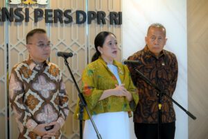Ketua DPR RI Puan Maharani Ketua DPR RI, Puan Maharani, saat memberikan keterangan pers di Gedung Nusantara II, Senayan, Jakarta, Kamis (2/10). Foto: Mentari/Andri