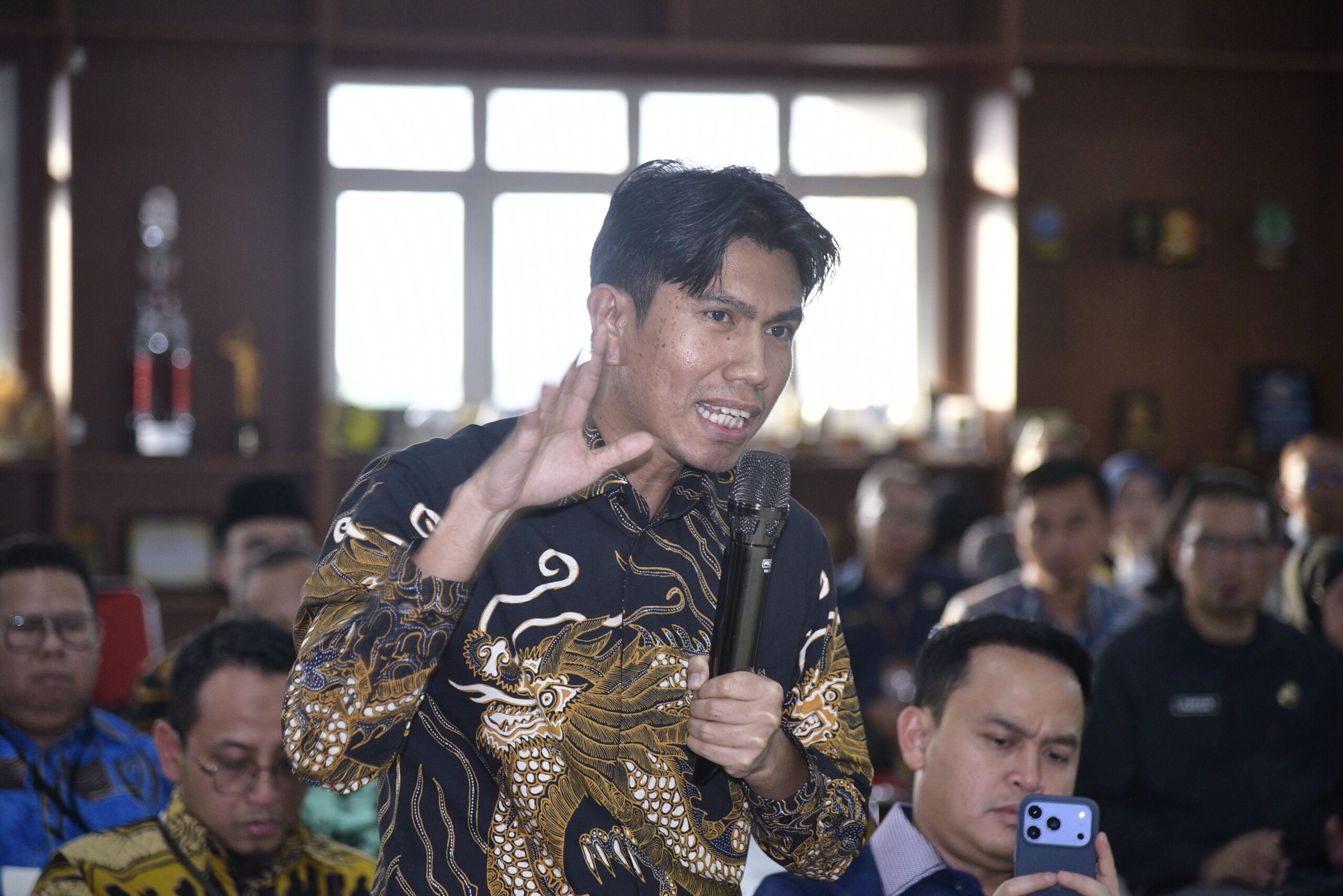 Wakil Ketua Komisi II DPR RI Bahtra Banong saat pendalaman di pertemuan Kunjungan Kerja Reses Komisi II DPR RI ke Kantor Bupati Bandung Barat, Bandung, Jawa Barat, Jumat (3/10/2025). Foto: Munchen/vel.