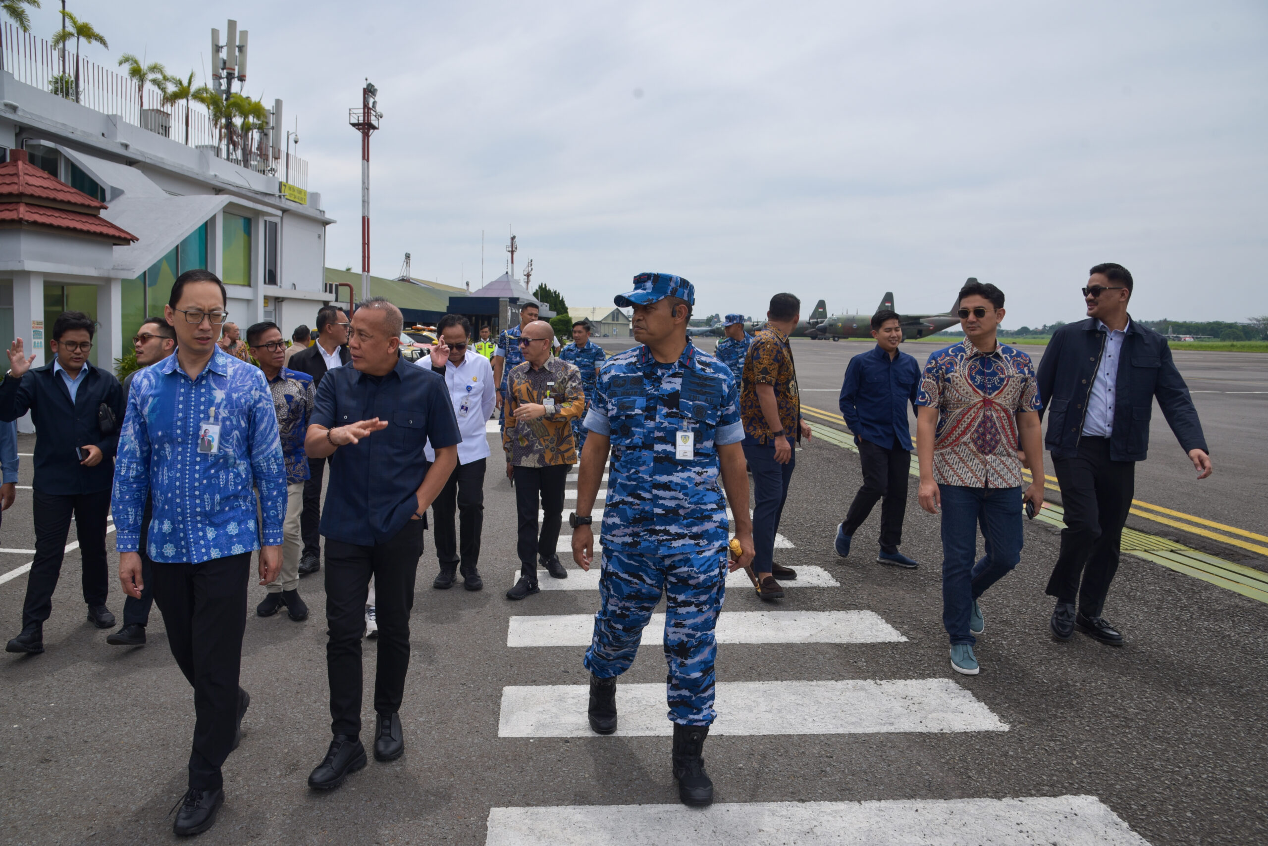 Wakil Ketua DPR RI bidang Korinbang, Saan Mustopa, saat meninjau Bandara Internasional Kertajati dalam kunjungan kerja ke Bandung, Jawa Barat, Jumat (3/10/2025). Foto: Eno/vel