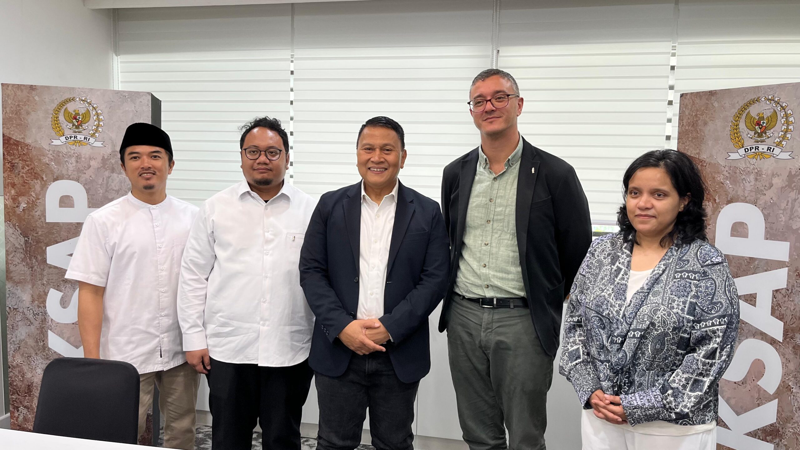 Ketua BKSAP DPR RI, Mardani Ali Sera, saat melakukan pertemuan dengan perwakilan National DBS Palestinian Centre yaitu Saleh dan Apurva. Foto: Ist/vel.