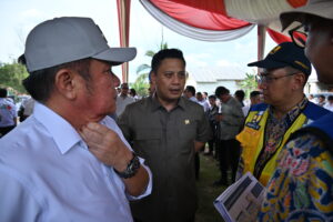 Wakil Ketua Komisi V DPR RI Andi Iwan Darmawan Aras dalam peninjauan lapangan gabungan DPR ke Kabupaten Banyuasin, Sumatera Selatan, Rabu (15/10/2025). Foto: Saum/vel.