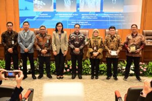 Sekretaris Jenderal DPR RI, Indra Iskandar dalam foto bersama usai acara yang diselenggarakan Bagian Arsip di Ruang Abdul Muis, Gedung Nusantara, Selasa (21/10/2025). Foto: Arifman/vel.