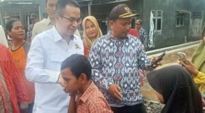 Anggota Komisi VI DPR RI Rizal Bawazier saat meninjau lokasi banjir rob, kerusakan jalan, dan lahan pertanian terdampak di Kabupaten Pemalang, Jawa Tengah. Foto: Ist/vel.