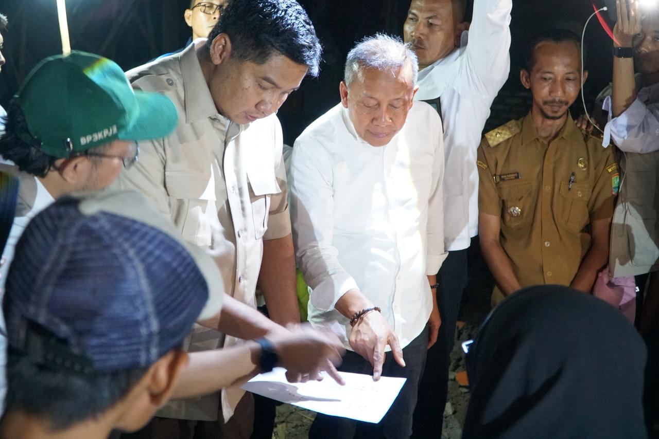 Wakil Ketua DPR RI Saan Mustopa bersama Menteri PKP RI Maruarar Sirait meninjau pelaksanaan program Bantuan Stimulan Perumahan Swadaya (BSPS) di Desa Sarijaya, Kabupaten Karawang, Senin (27/10/2025). Foto: Ist/vel.
