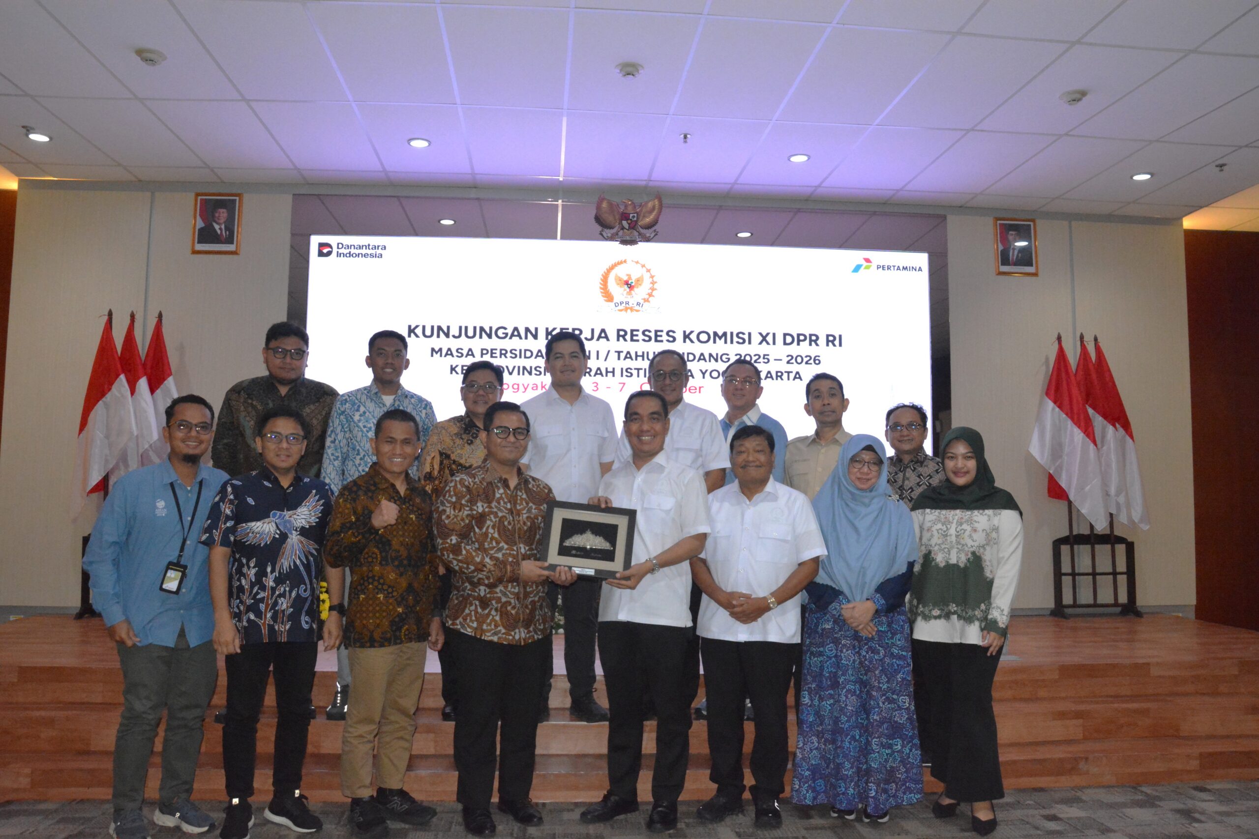 Ketua Komisi XI DPR RI, Fauzi H. Amro saat bertukar cinderamata usai pertemuan kunjungan kerja Reses Komisi XI DPR RI di Yogyakarta, Jumat (3/10/2025). Foto: Ayu/vel.