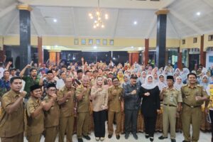 Anggota Komisi V DPR RI Novita Wijayanti berfoto bersama jajaran Pemerintah Kabupaten Cilacap dan masyarakat usai meninjau pelaksanaan program peningkatan jalan ruas Bulupayung, Kecamatan Kesugihan, Kabupaten Cilacap. Foto: Ist/vel.