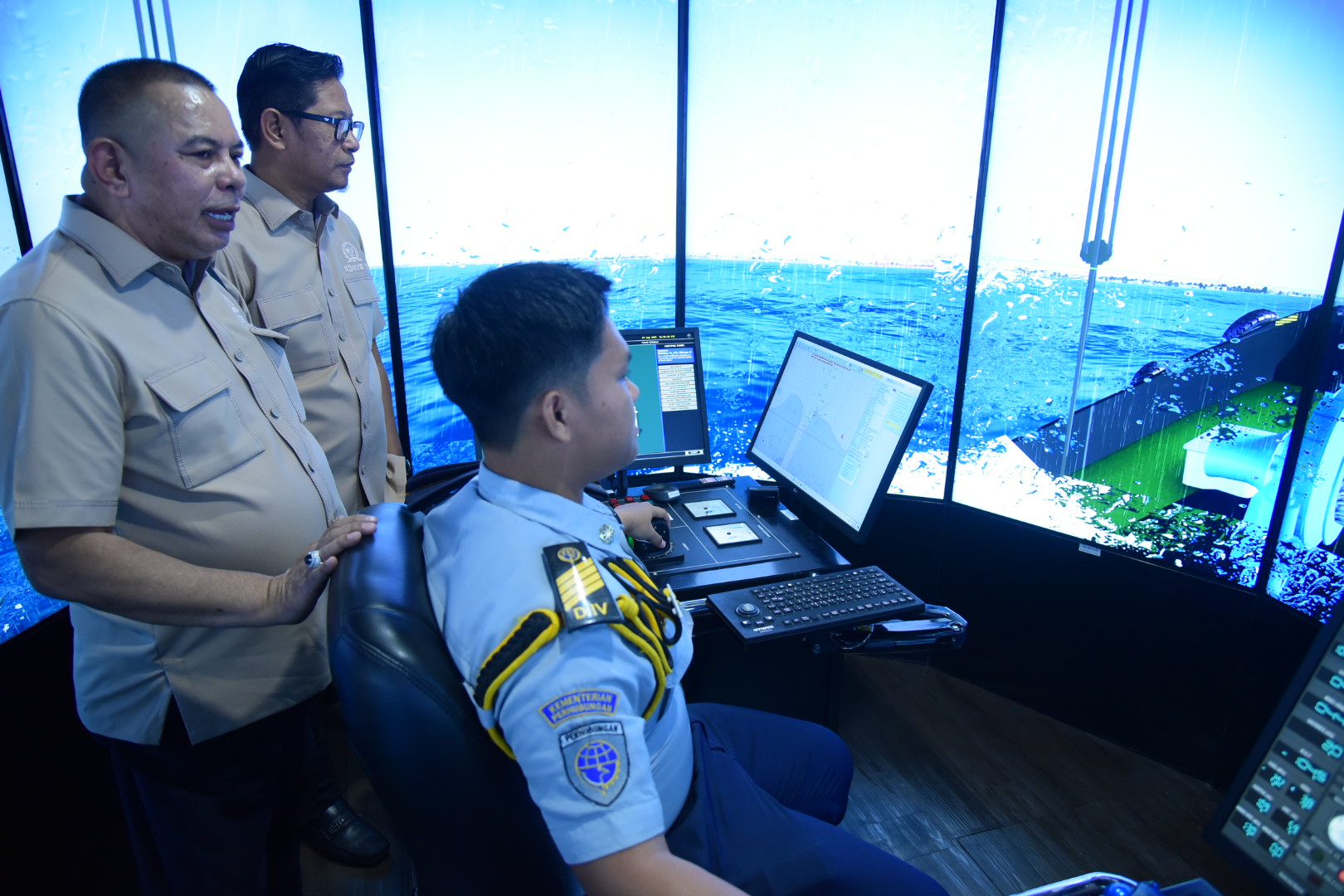 Anggota Komisi V DPR RI Boyman Harun saat meninjau pelayanan pendidikan ke Politeknik Ilmu Pelayaran (PIP) Semarang. Foto: Oji/vel.