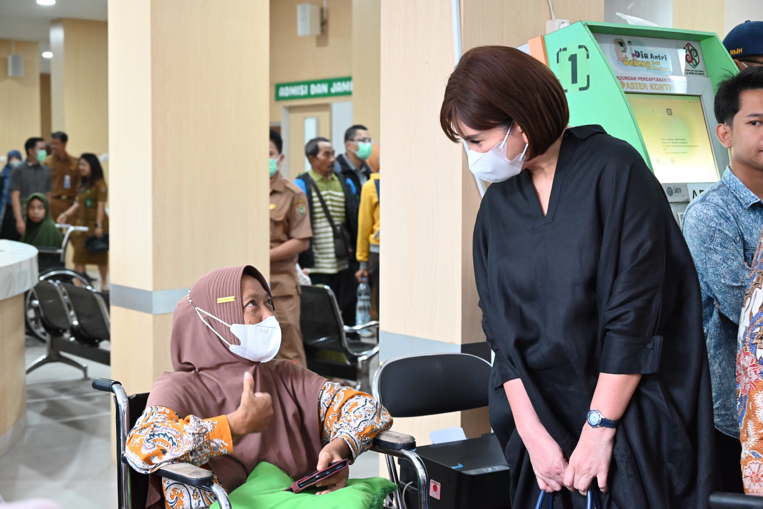 Ketua Komisi IX DPR RI Felly Estelita Runtuwene berdialog dengan pasien saat meninjau pelayanan di RSUD dr. Doris Sylvanus Palangka Raya, Kalimantan Tengah, Selasa (7/10/2025). Foto: Galuh/vel.