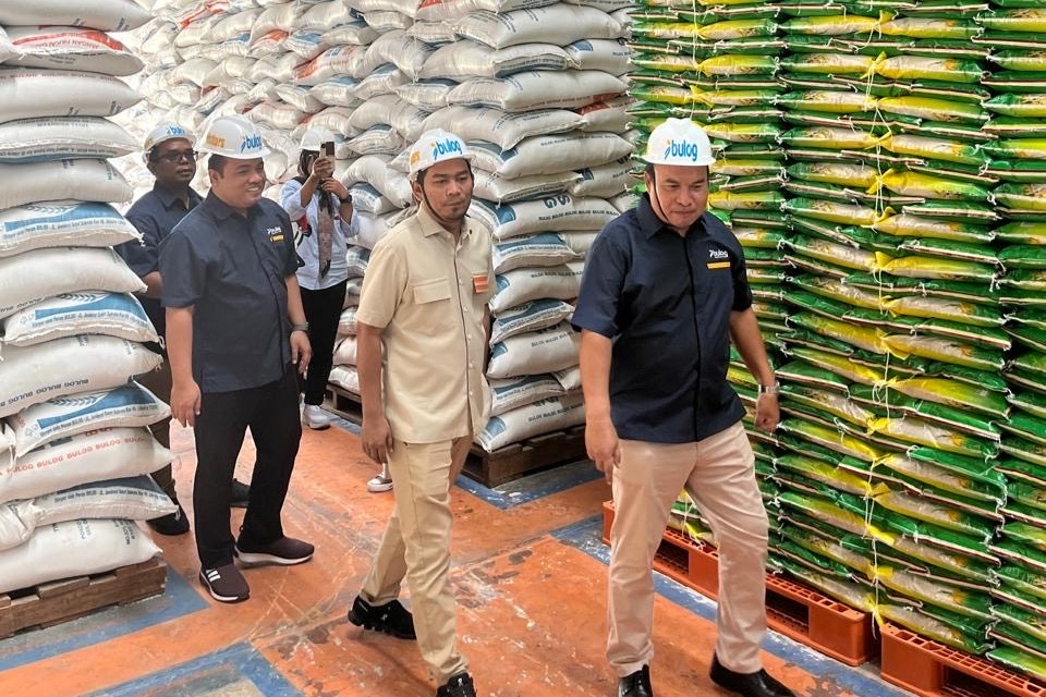 Anggota DPR RI Rocky Candra meninjau gudang beras Perum Bulog Kanwil Jambi dalam kunjungan kerja reses, Selasa (14/10/2025). Foto: Ist/vel.