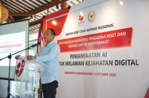 Anggota Komisi X DPR RI Yuliatmono menyampaikan materi dalam sosialisasi pemanfaatan AI untuk melawan kejahatan digital di Kabupaten Karanganyar, Sabtu (4/10/2025). Foto: Ist/vel.