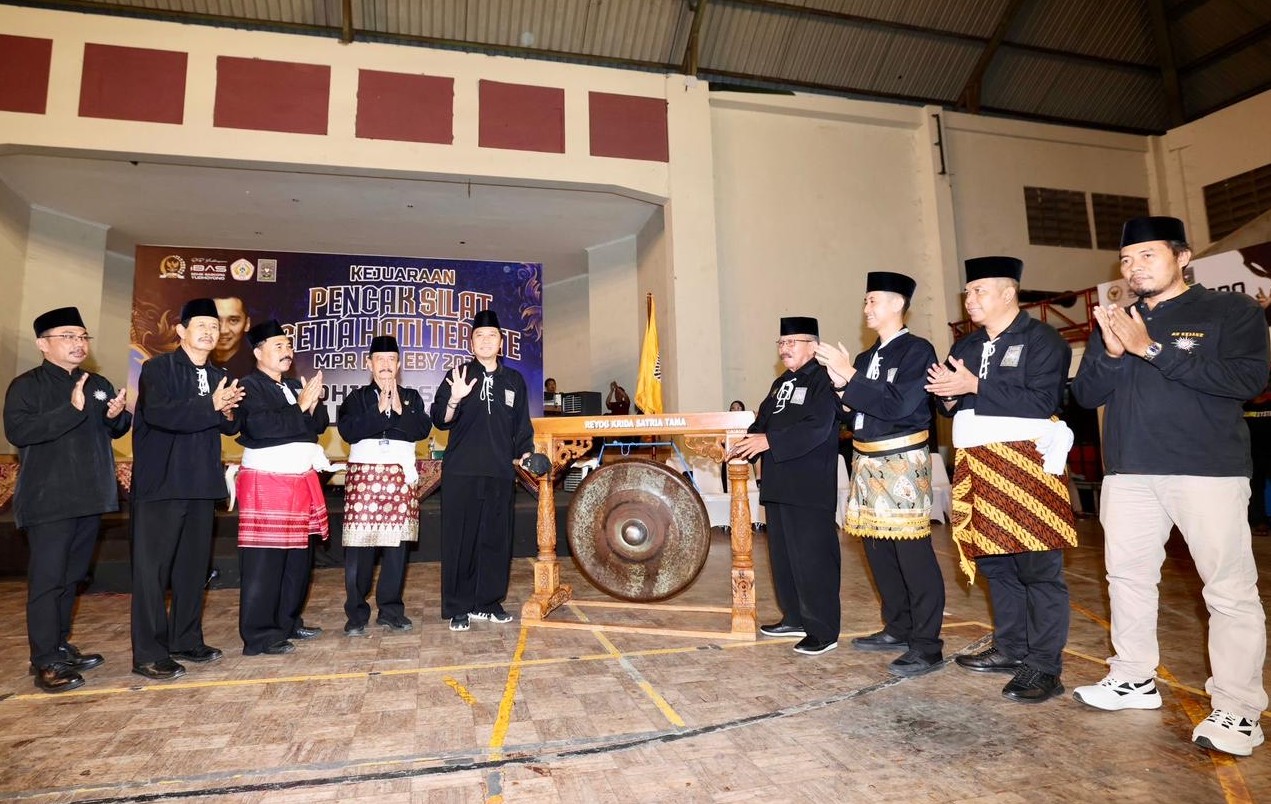 Anggota DPR RI Edhie Baskoro Yudhoyono (Ibas), membuka Kejuaraan Pencak Silat Setia Hati Terate MPR RI–EBY 2025 di GOR Singodimejo, Ponorogo. Foto: Ist/vel.