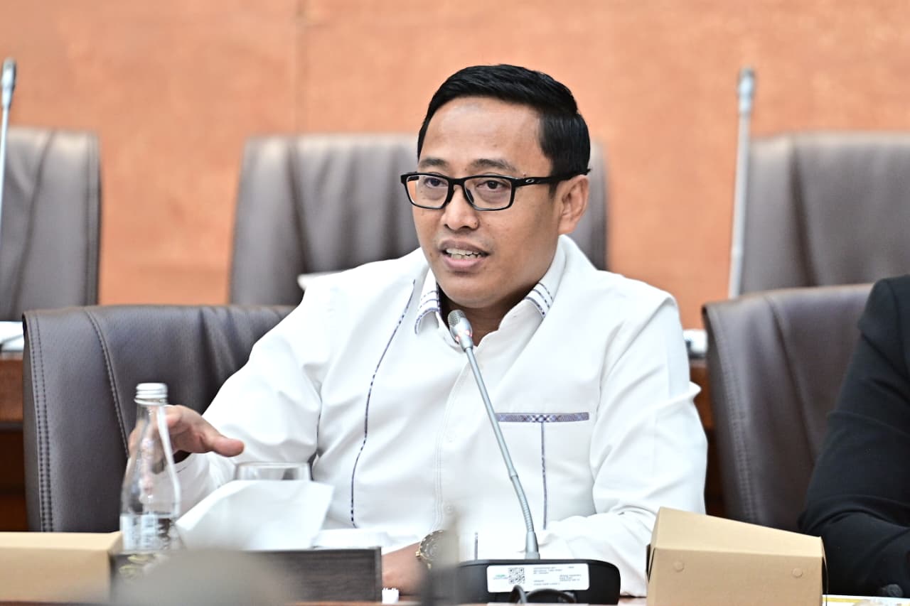 PARLEMENTARIA, Jakarta – Anggota Komisi VI DPR RI Ahmad Labib menegaskan, pengelolaan Badan Pengusahaan (BP) Batam ke depan tidak boleh hanya menitikberatkan pada transformasi ekonomi, melainkan juga harus mengedepankan asas keterbukaan dan kemanusiaan. Menurutnya, perhatian publik terhadap kebijakan BP Batam semakin tinggi, terutama setelah sejumlah proyek strategis, seperti pengembangan kawasan Rempang, memicu protes luas di kalangan masyarakat sipil. “Batam ini diawasi, bukan hanya oleh masyarakat Batam sendiri, tetapi juga oleh kelompok-kelompok LSM nasional. Karena itu transformasi yang dilakukan BP Batam harus disosialisasikan secara masif agar publik tahu apa perubahan yang sedang dilakukan,” kata Labib dalam agenda Rapat Dengar Pendapat Komisi VI DPR RI dengan Kepala BP Batam Amsakar Achmad di Gedung Nusantara I, Senayan, Jakarta, Rabu (1/10/2025). Ia juga menambahkan, asas kemanusiaan perlu menjadi prinsip penting dalam setiap kebijakan, karena masyarakat menilai pembangunan bukan semata dari angka pertumbuhan, tetapi juga dari dampaknya terhadap kehidupan warga. Hal ini ia sampaikan karena selaras dengan fakta di lapangan. Sebagai informasi, sengketa lahan di Rempang misalnya, memicu gelombang protes sejak 2023 karena ribuan warga menolak relokasi demi proyek investasi kaca terbesar di dunia. Data berbagai organisasi masyarakat sipil menyebut setidaknya 7.500 warga terdampak kebijakan tersebut. Protes yang berlarut-larut hingga 2024 memperlihatkan bahwa transparansi dan penghormatan terhadap hak-hak warga menjadi aspek krusial yang tidak boleh diabaikan. Selain soal tata kelola, Labib juga menyoroti persoalan serius lain, yakni Batam sebagai jalur transit barang ilegal. Dirinya mengungkapkan, adanya arus barang dari Batam sering dijadikan celah pencucian produk impor yang kemudian beredar ke berbagai wilayah Indonesia seolah-olah legal. “Batam ini menjadi tempat lalu lintas barang ilegal. Nyucinya di Batam, keluar dari Batam seolah-olah legal, padahal sebenarnya melanggar aturan. Barang-barang ini masuk lewat udara, lalu dikirim ke Riau atau daerah lain tanpa izin dan kuota resmi,” ujarnya. Kekhawatiran itu tidak tanpa dasar. Berdasarkan data Bea Cukai, penindakan terhadap penyelundupan di Batam meningkat pada 2024. Sepanjang tahun tersebut, Direktorat Jenderal Bea dan Cukai mencatat 7.930 kasus penindakan di seluruh Indonesia, dengan kenaikan 6,12 persen dibandingkan tahun sebelumnya. Batam menjadi salah satu wilayah dengan tingkat kerawanan tinggi. Pada pertengahan tahun 2024, misalnya, Bea Cukai Batam menyita lebih dari 2,5 juta batang rokok ilegal senilai miliaran rupiah, serta menggagalkan penyelundupan berbagai barang lain mulai dari ponsel hingga narkotika. Badan Pusat Statistik juga mencatat tingginya lalu lintas perdagangan Batam. Pada Desember 2024, nilai ekspor Batam mencapai 1,34 miliar dolar AS. Arus barang yang begitu besar membuat kawasan ini menjadi pintu strategis bagi perdagangan nasional, sekaligus titik rawan penyelundupan jika tidak diawasi dengan ketat. Menurutnya, praktik ini bukan hanya merugikan penerimaan negara, tetapi juga mengancam petani dan pelaku usaha lokal yang kalah bersaing dengan produk ilegal murah. Di sisi lain, Politisi Fraksi Partai Golkar itu menyampaikan bahwa telah menerima keluhan dari komunitas petani yang produk pertaniannya terdesak oleh barang impor ilegal yang masuk melalui Batam. “Kasihan petani lokal kita. Mereka mengadu ke saya karena produknya kalah bersaing dengan barang-barang ilegal yang ditawarkan secara terbuka. Kalau ini terus dibiarkan, nasib petani kita semakin terjepit,” ujarnya. Labib menegaskan, BP Batam bersama kementerian terkait harus memastikan arus barang dari Batam ke wilayah lain di Indonesia mematuhi regulasi perdagangan nasional dan internasional. Baginya, pengawasan yang ketat dan sistem yang transparan menjadi kunci agar Batam tidak menjadi titik rawan perdagangan ilegal, sekaligus untuk menjawab kekhawatiran publik terhadap arah pengelolaan kawasan strategis ini. (um/aha)