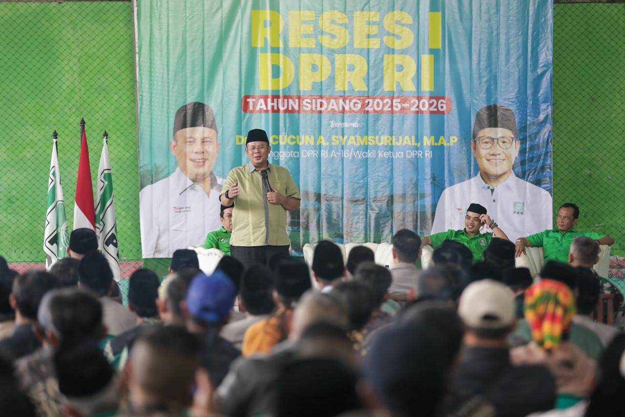 Wakil Ketua DPR RI Cucun Ahmad Syamsurijal saat mengunjungi Kabupaten Bandung, Jawa Barat, yang kerap kali menjadi wilayah penyumbang pekerja migran, khususnya di daerah Gunung Alu, Sinangkerta, dan Cipongkor, pada Senin (6/10/2025). Foto : Tonda/Andri.
