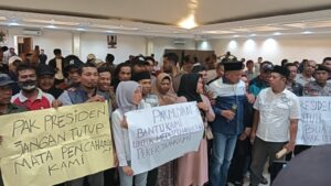 Anggota DPR RI Mulyadi mendengarkan langsung keluhan warga yang kehilangan mata pencaharian akibat penutupan sejumlah usaha di kawasan Puncak, dalam reses di Kabupaten Bogor. Foto: Ist/vel.