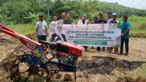 Anggota Komisi IV DPR RI Hj. Rina Sa’adah menyalurkan bantuan alat mesin pertanian (alsintan) kepada kelompok tani di Kabupaten Ciamis. Foto: Ist/vel.