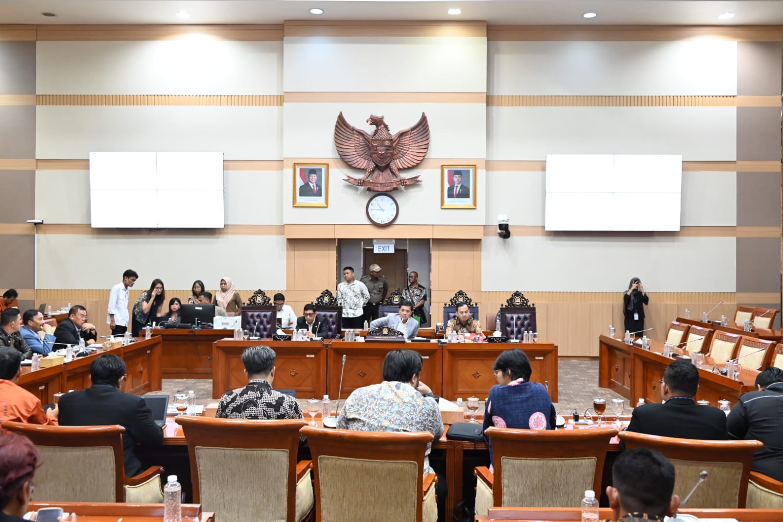 Komisi III DPR RI saat menerima aspirasi terkait permasalahan tanah di berbagai daerah di Indonesia, di Gedung Nusantara II, Senayan, Jakarta, Rabu (1/10/2025). Foto: Arifman/vel