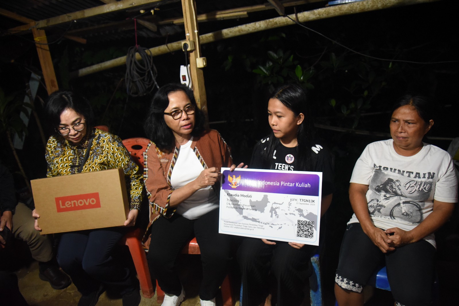 Wakil Ketua Komisi X DPR RI, MY Esti Wijayati, menyerahkan simbolis bantuan KIP Kuliah kepada Claudia, penerima manfaat di Dendengan Luar, Manado, Sulawesi Utara, Minggu (5/10/2025). Foto: Ubed/vel.
