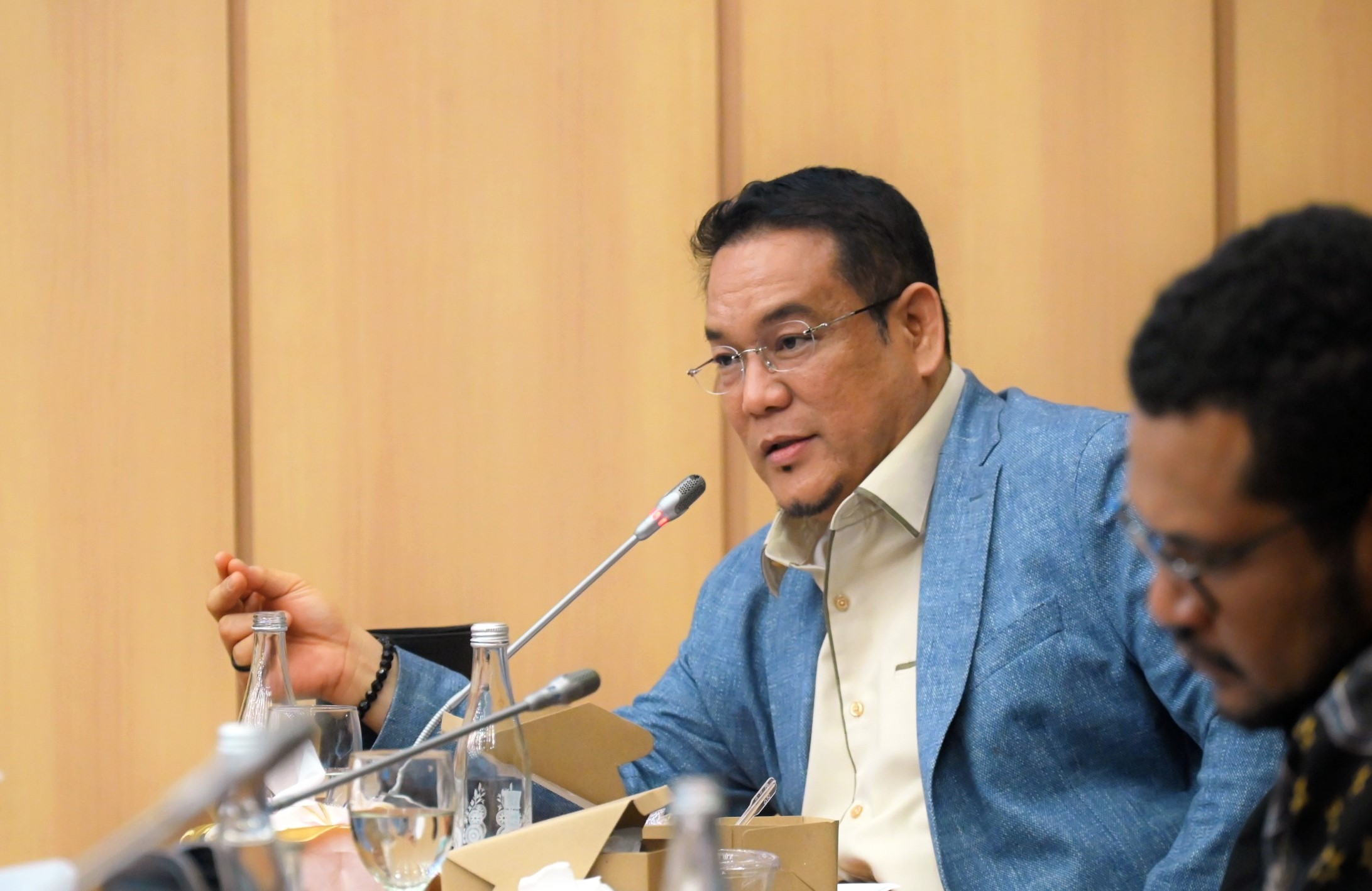 Anggota Komisi XII DPR RI Yulian Gunhar dalam RDP Komisi XII DPR dengan Kementerian ESDM, Pertamina Patra Niaga, serta sejumlah perusahaan swasta, di Ruang Rapat Komisi XII, Kompleks Parlemen, Senayan, Jakarta, Rabu (1/10/2025). Foto : Tari/Andri