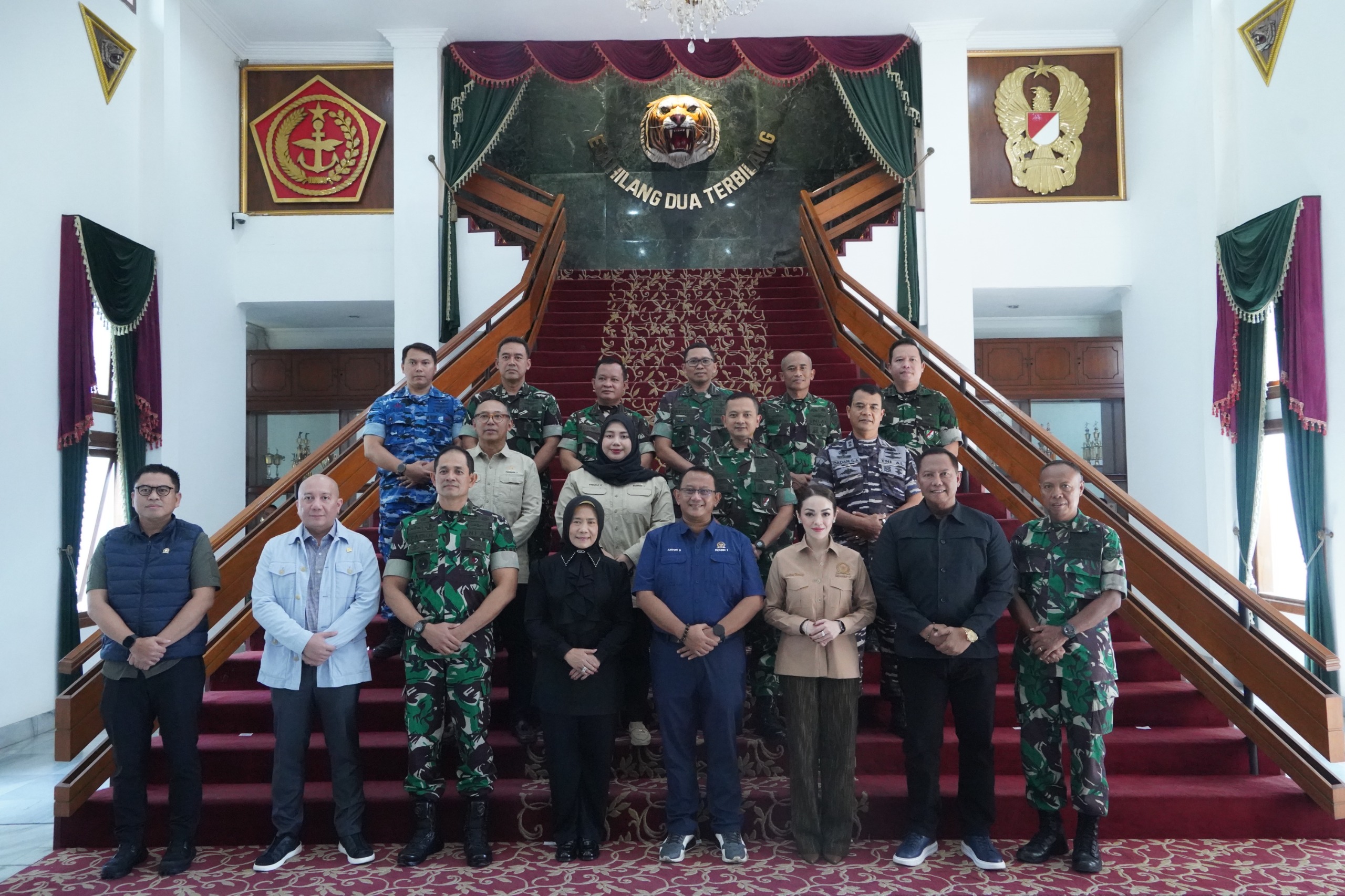 Anggota Komisi I DPR RI, Oleh Soleh dalam foto bersama Kunjungan Kerja Reses Komisi I DPR RI, ke Kota Bandung, Provinsi Jawa Barat, Selasa (7/10/2025). Foto: Nadhen/vel.