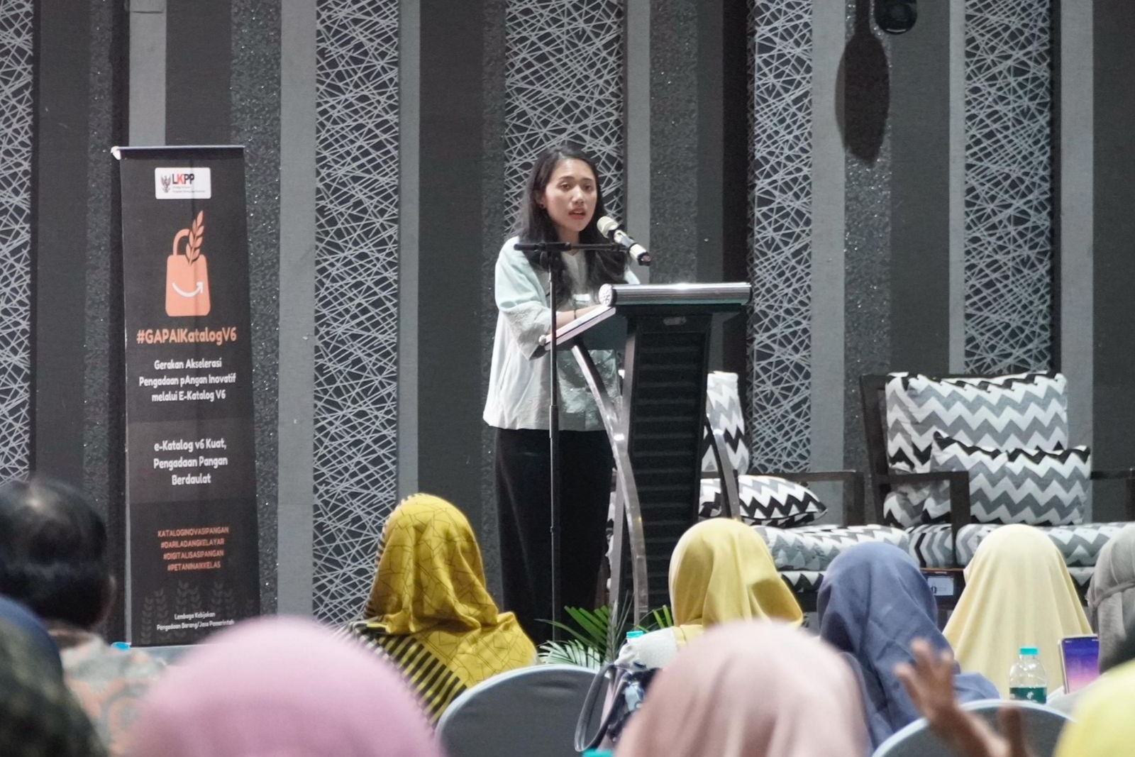 Anggota Komisi XI DPR RI Puteri Komarudin dalam kegiatan Diseminasi Kebijakan Penyelenggaraan Katalog Elektronik Versi 6 Kepada Pelaku Usaha di Kabupaten Bekasi. Foto: Ist/vel.