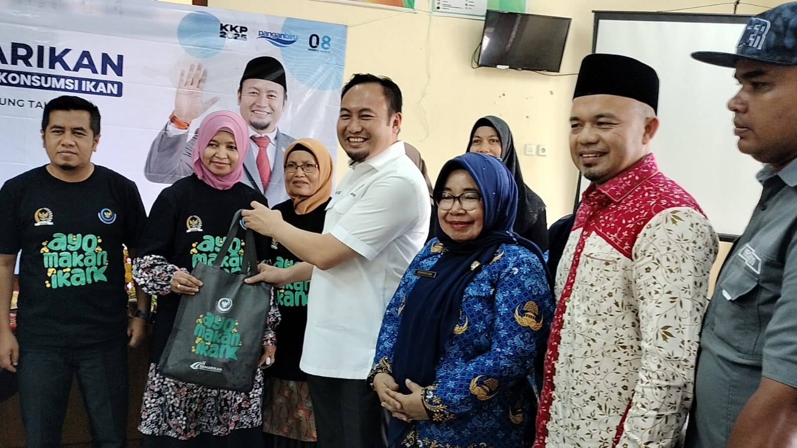 Anggota Komisi IV DPR RI Rahmat Saleh menyerahkan bantuan dalam kegiatan Safari Gemarikan di Balai Penyuluh Pertanian (BPP) Gunung Talang, Kabupaten Solok, Jumat (17/10/2025). Foto: Ist/vel.