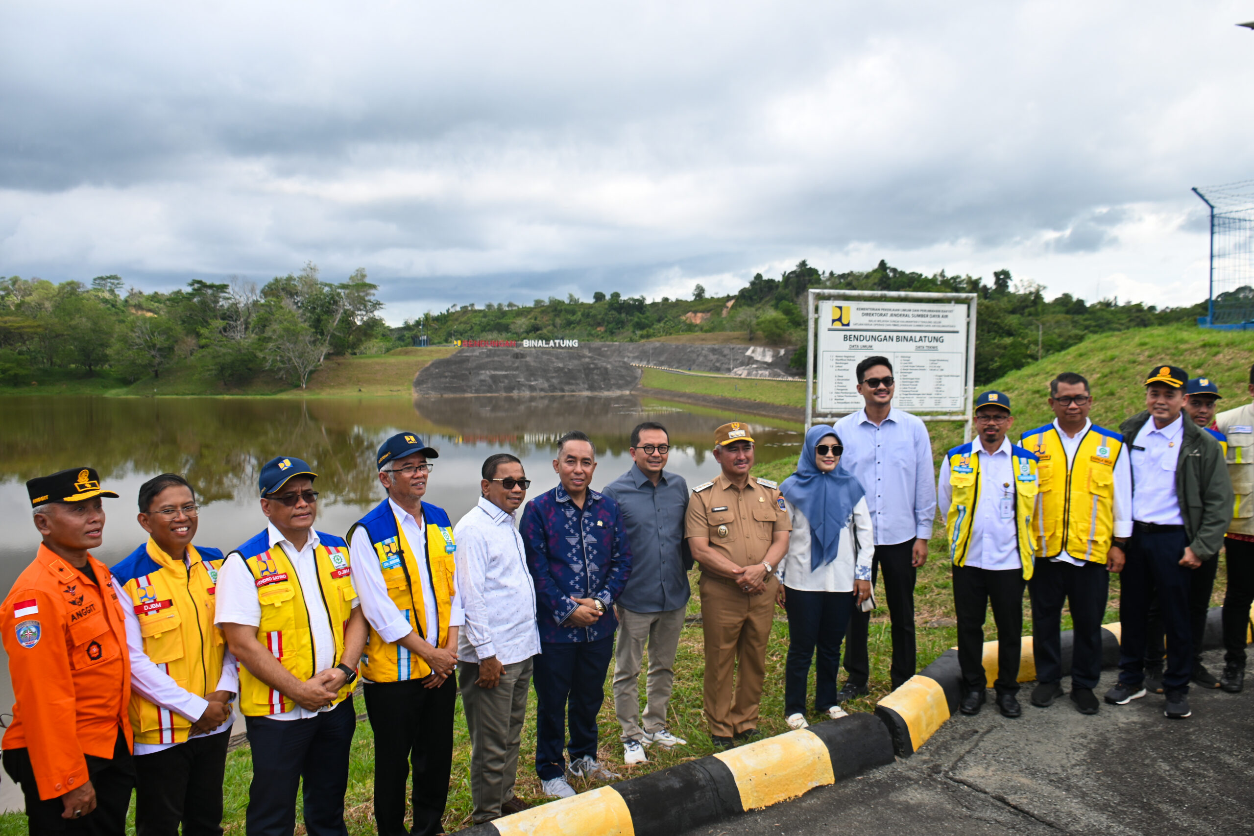 Tim Kunjungan Kerja Reses Komisi V DPR RI berfoto bersama usai peninjauan di Bendungan Binalatung, Tarakan, Kaltara. Foto: Ridwan/vel.