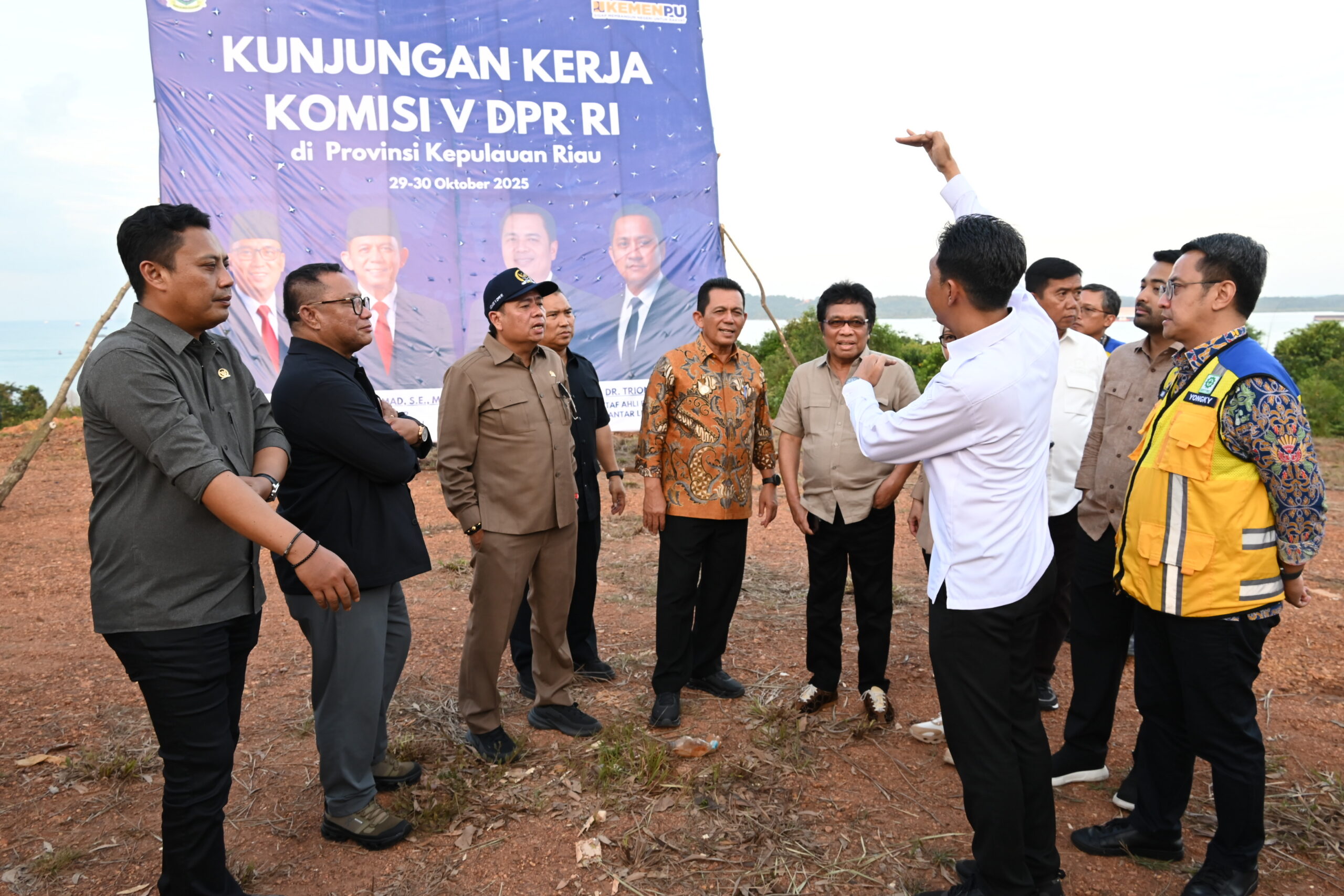 Ketua Komisi V DPR RI, Lasarus, bersama tim saat meninjau pembangunan jembatan Batam-Bintan, Kepulauan Riau, Rabu (29/10/2025). Foto: Bunga/vel.