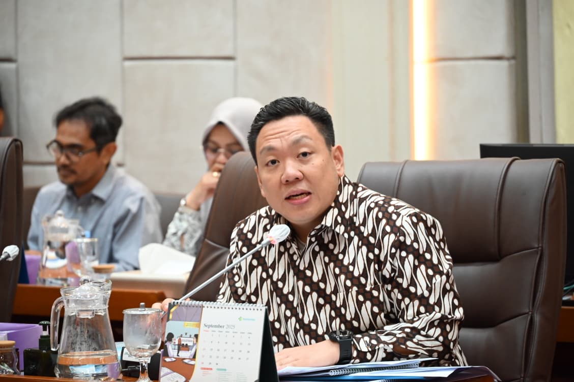 Wakil Ketua Komisi IX DPR RI Charles Honoris saat rapat kerja Komisi IX dengan Menteri Kesehatan, Menteri Kependudukan dan Pembangunan Keluarga, Kepala Badan POM dan Kepala Badan Gizi Nasional di Gedung Nusantara II. Foto: Mares/vel.