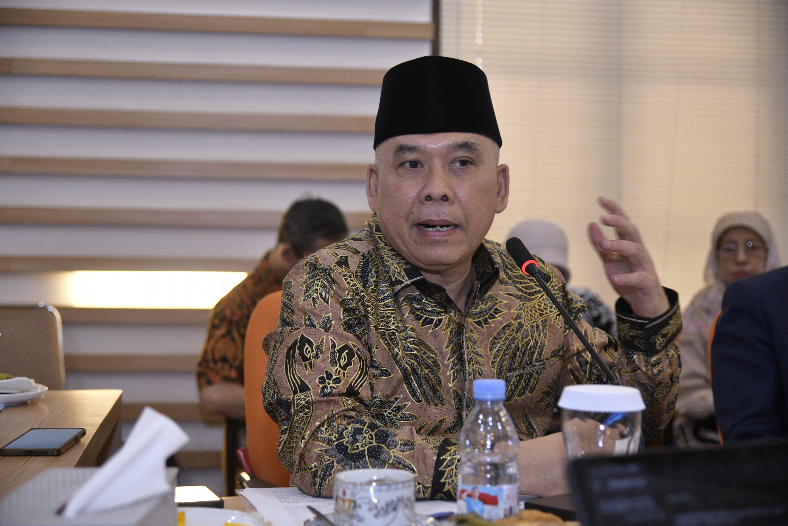 Anggota Komisi II DPR RI Heri Gunawan saat pertemuan Kunjungan Kerja Reses Komisi II DPR RI ke Kantor Badan Kepegawaian Daerah (BKD) Provinsi Jawa Barat, di Bandung, Jawa Barat, Sabtu (4/10/2025). Foto: Munchen/vel.