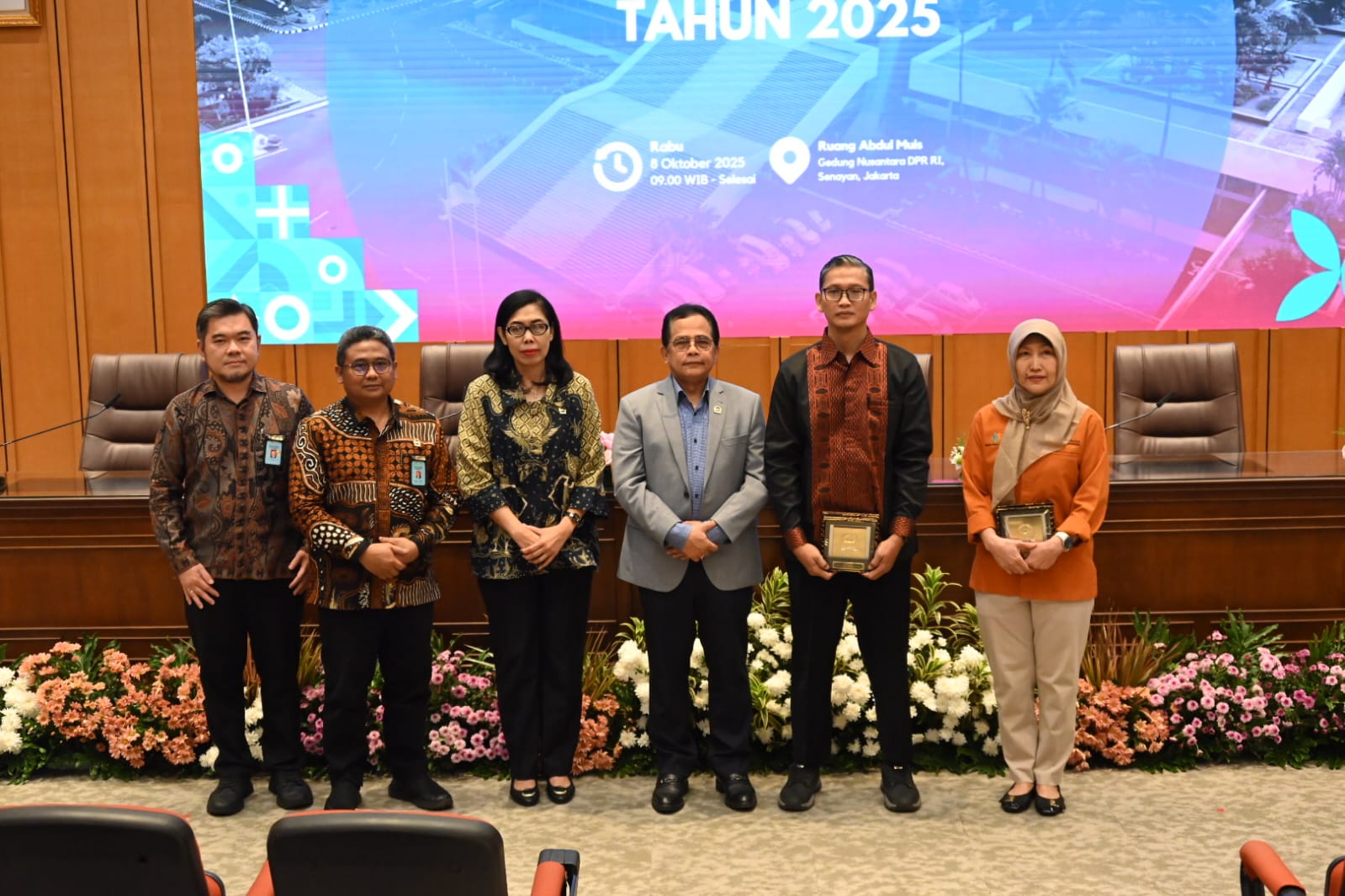 Foto bersama usai acara Forum Satu Data DPR RI Tahun 2025, di Gedung Nusantara, Senayan, Jakarta, Rabu (8/10/2025). Foto: Mahendra/vel.