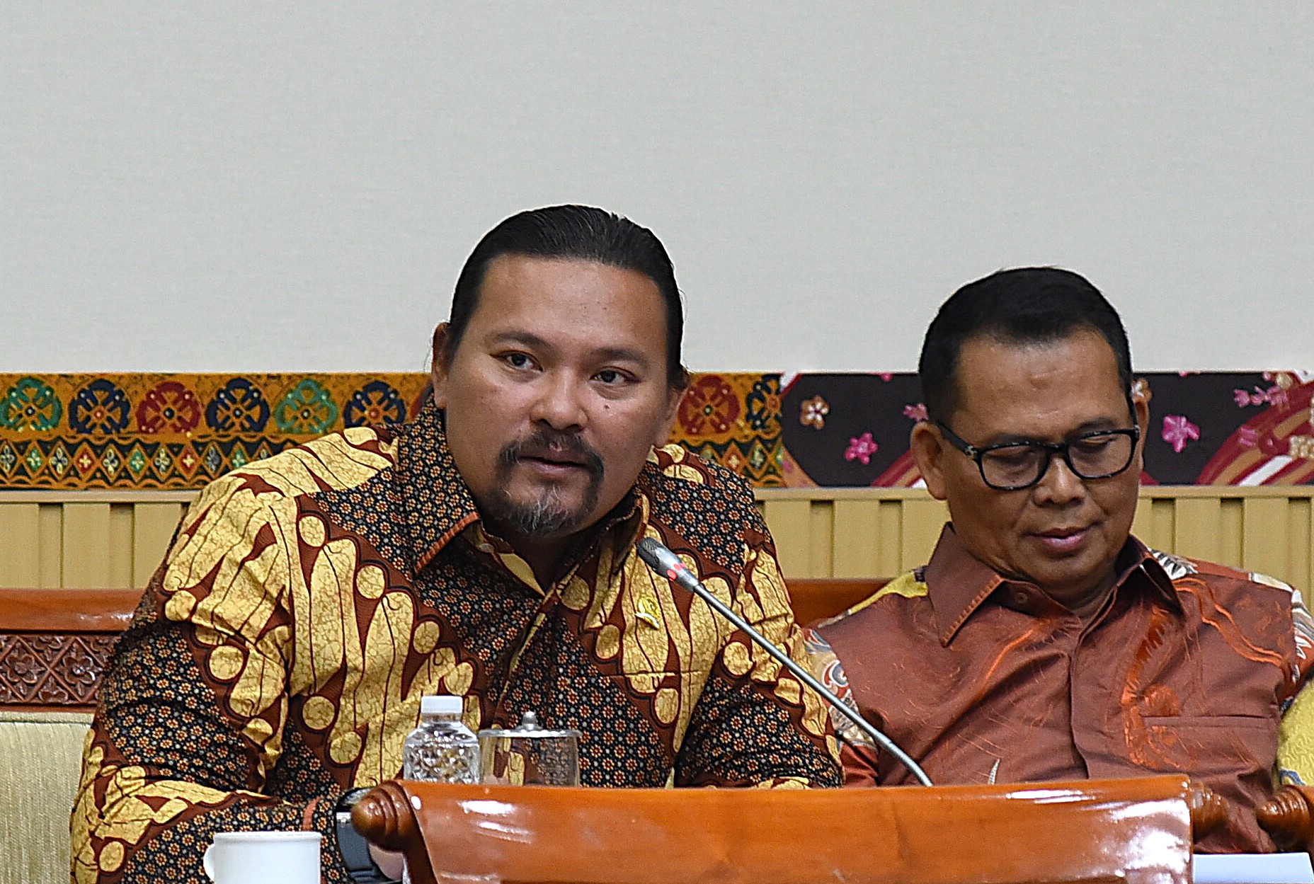 Anggota Komisi III DPR RI Martin Daniel Tumbelaka dalam RDPU Komisi III DPR RI bersama Bupati Bekasi, Kapolres Metro Bekasi, direksi pengembang, dan perwakilan warga di Gedung Nusantara II, Senayan, Jakarta, Kamis (23/10/2025). Foto : Devi/Andri.