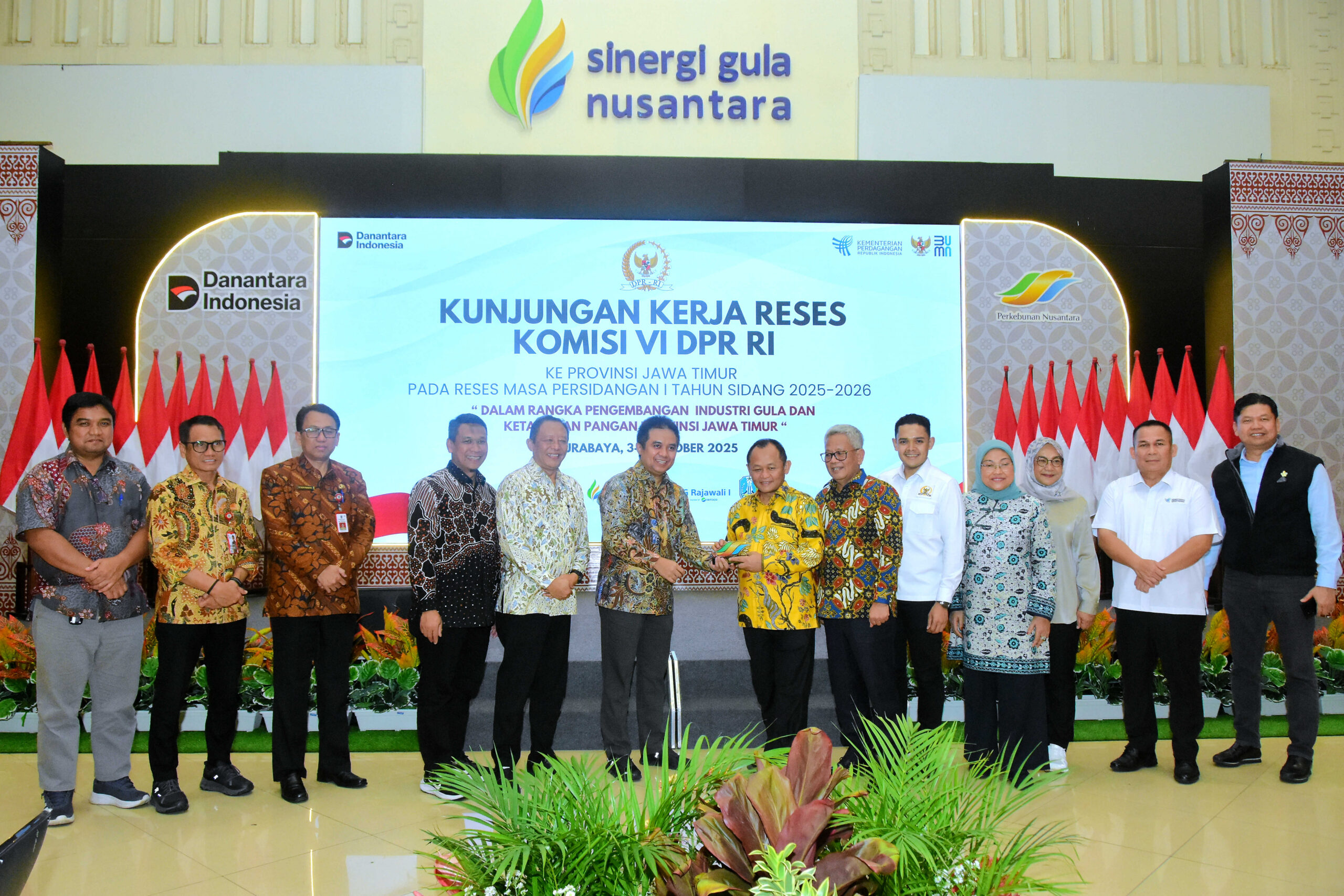 Anggota Komisi VI DPR RI, Muhammad Sarmuji, saat memimpin Kunjungan Kerja Reses dalam rangka Perkembangan Industri Gula dan Ketanahan Pangan di Gedung Kantor Sinergi Gula Nusantara (SGN), Kota Surabaya, Jawa Timur, Jumat (2/10/2025). Foto: Runi/vel.