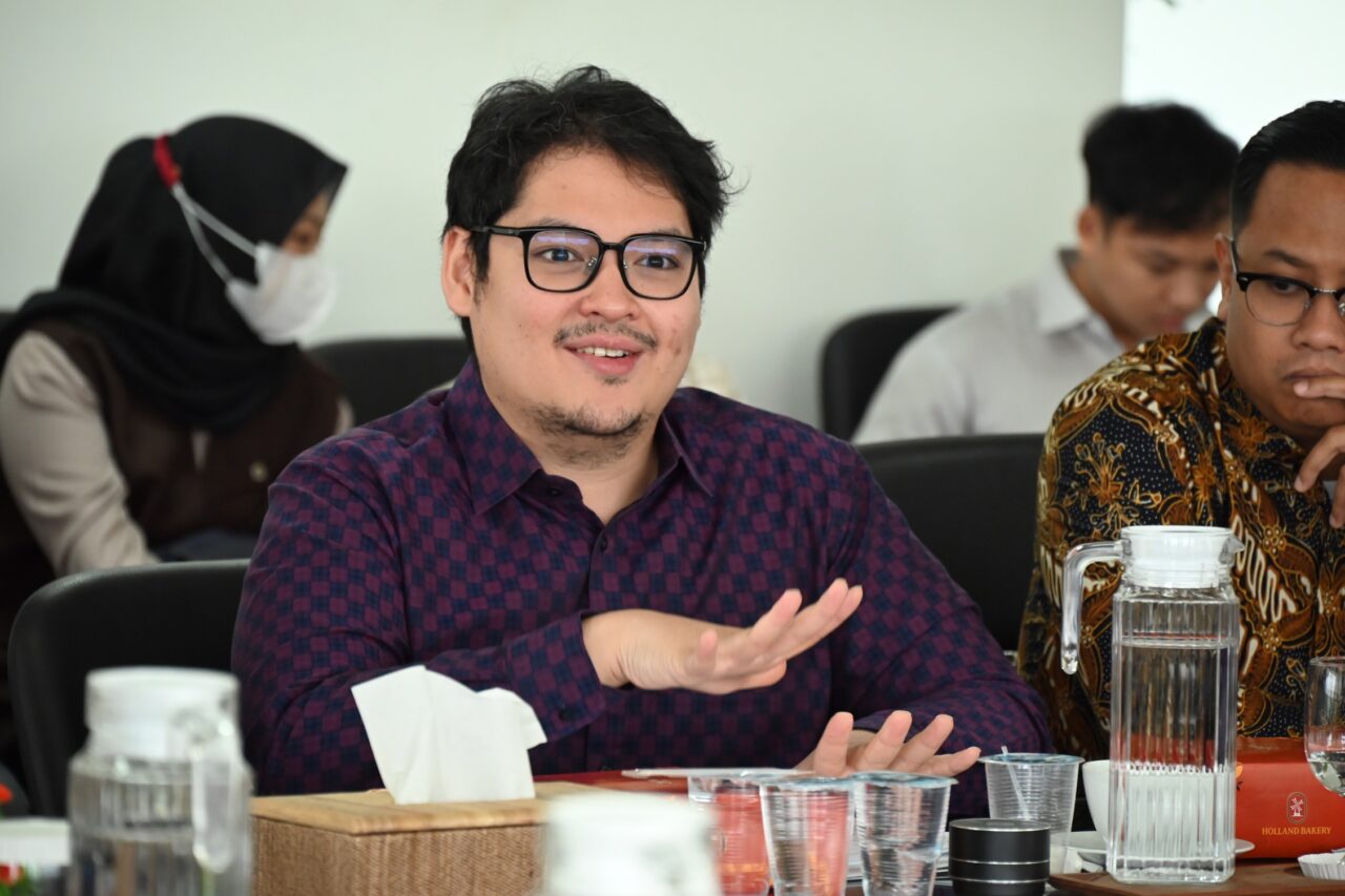 Wakil Ketua BKSAP Ravindra Airlangga, saat pertemuan dengan Rektor dan sejumlah akademisi UIII di Depok, Jawa Barat, Selasa (30/9/2025). Foto: Ucha/vel