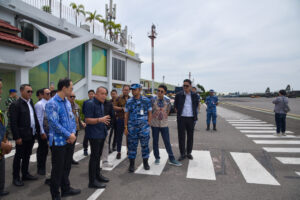 Wakil Ketua DPR RI Saan Mustopa, saat meninjau bandara Kertajati dalam kunjungan kerja spesifik ke Bandung, Jawa Barat, Jumat (3/10/2025). Foto: Eno/vel